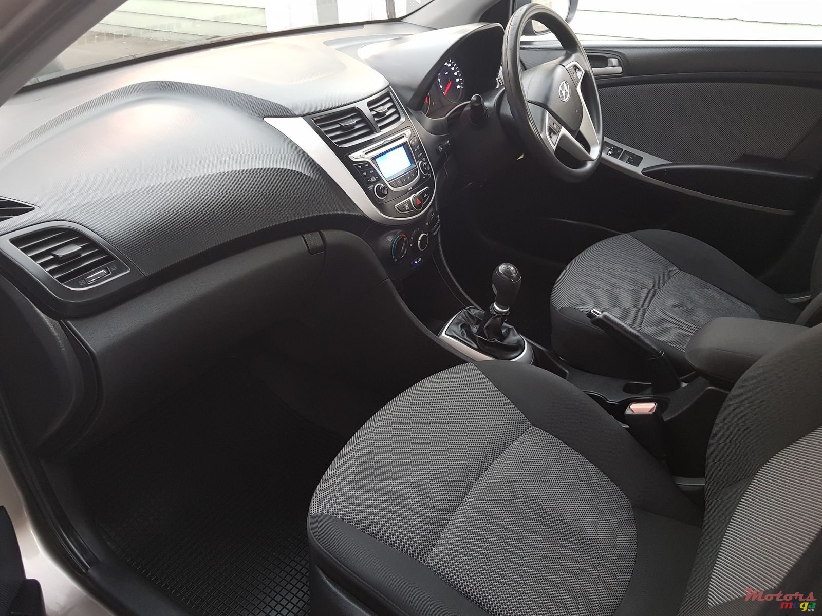 2011' Hyundai Accent photo #6