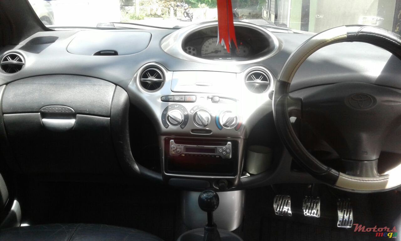 1999' Toyota Vitz photo #3