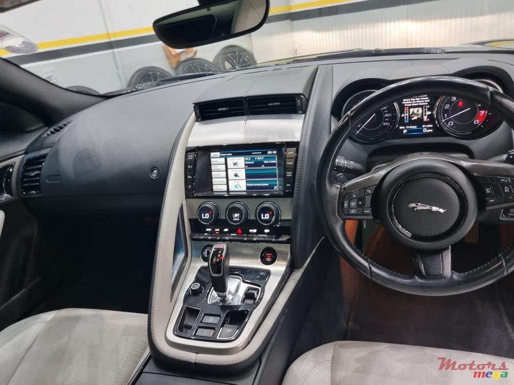 2015' Jaguar F-Type photo #2