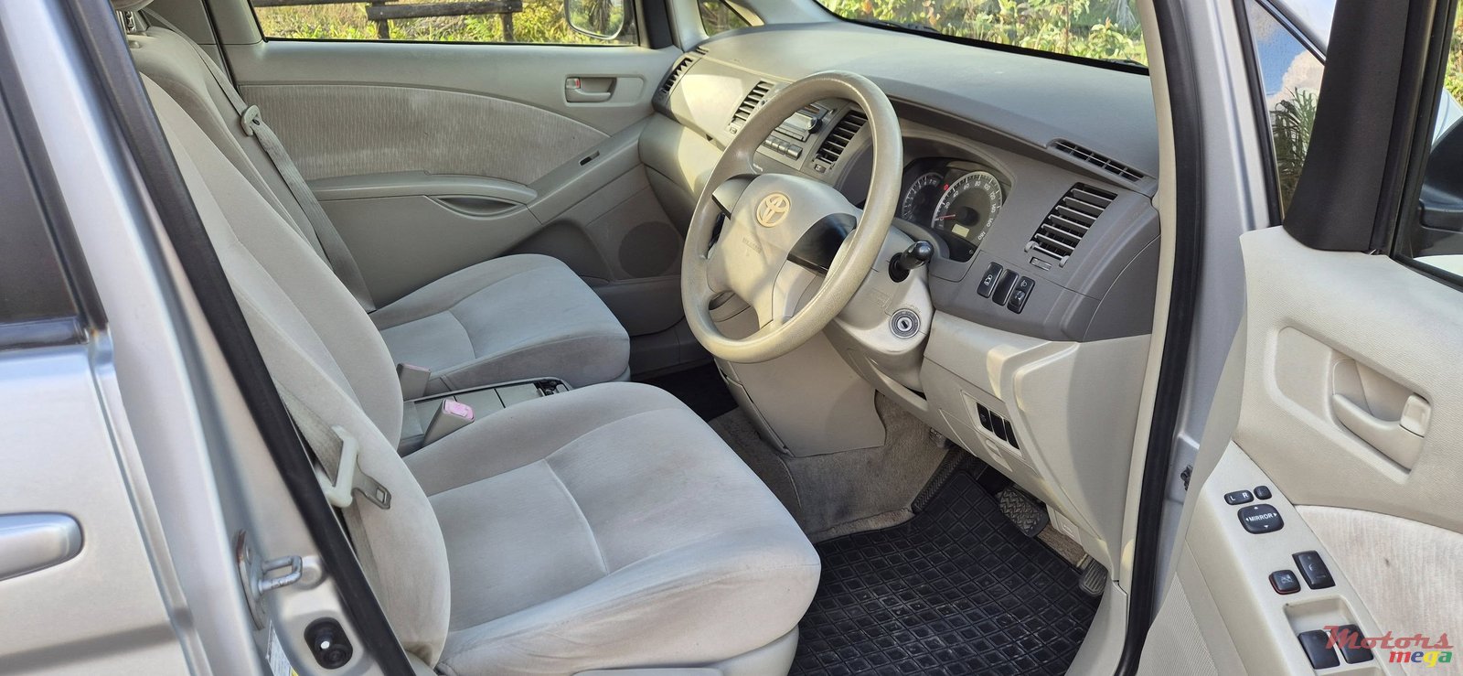 2007' Toyota Isis photo #5