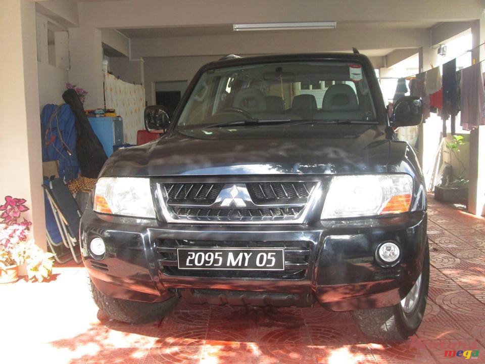2005' Mitsubishi Pajero photo #1