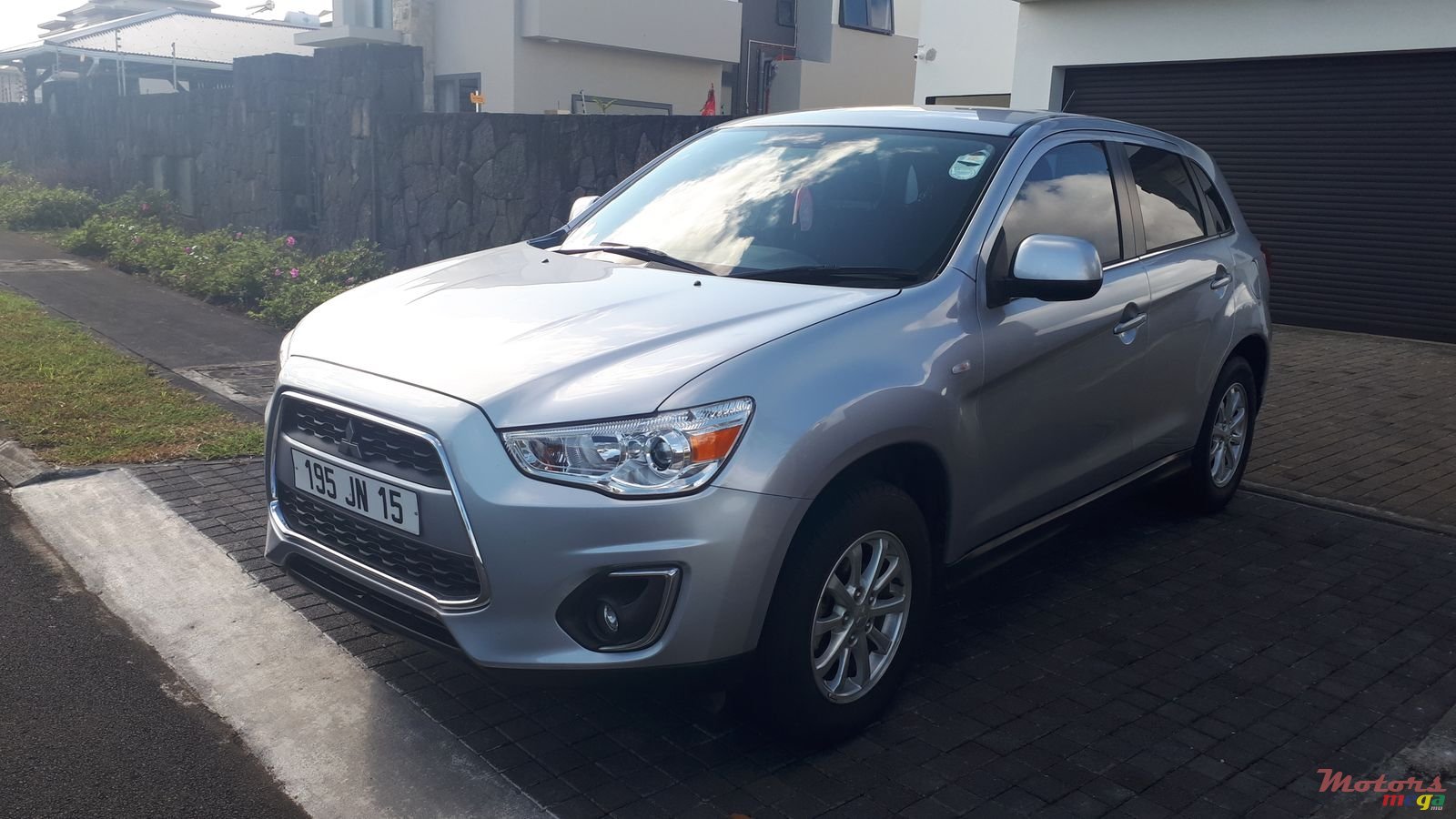 2015' Mitsubishi ASX photo #2