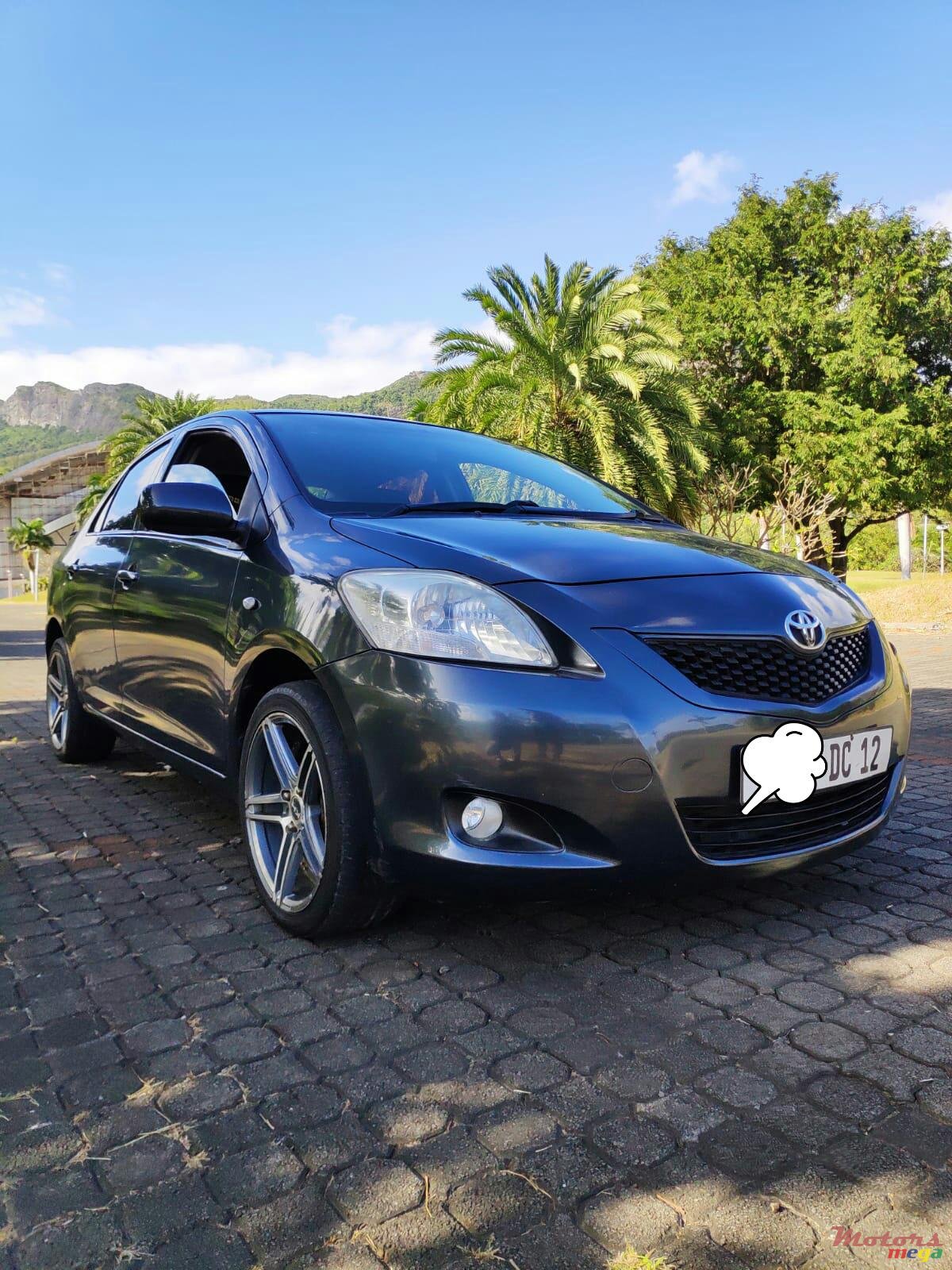 2012' Toyota Yaris photo #2