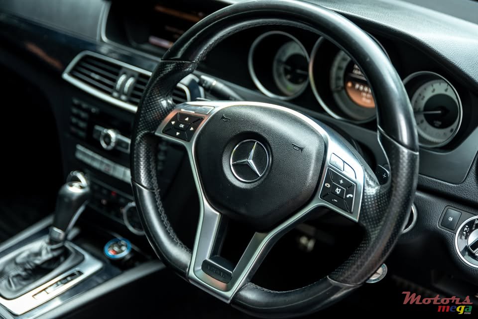 2011' Mercedes-Benz C 250 photo #7