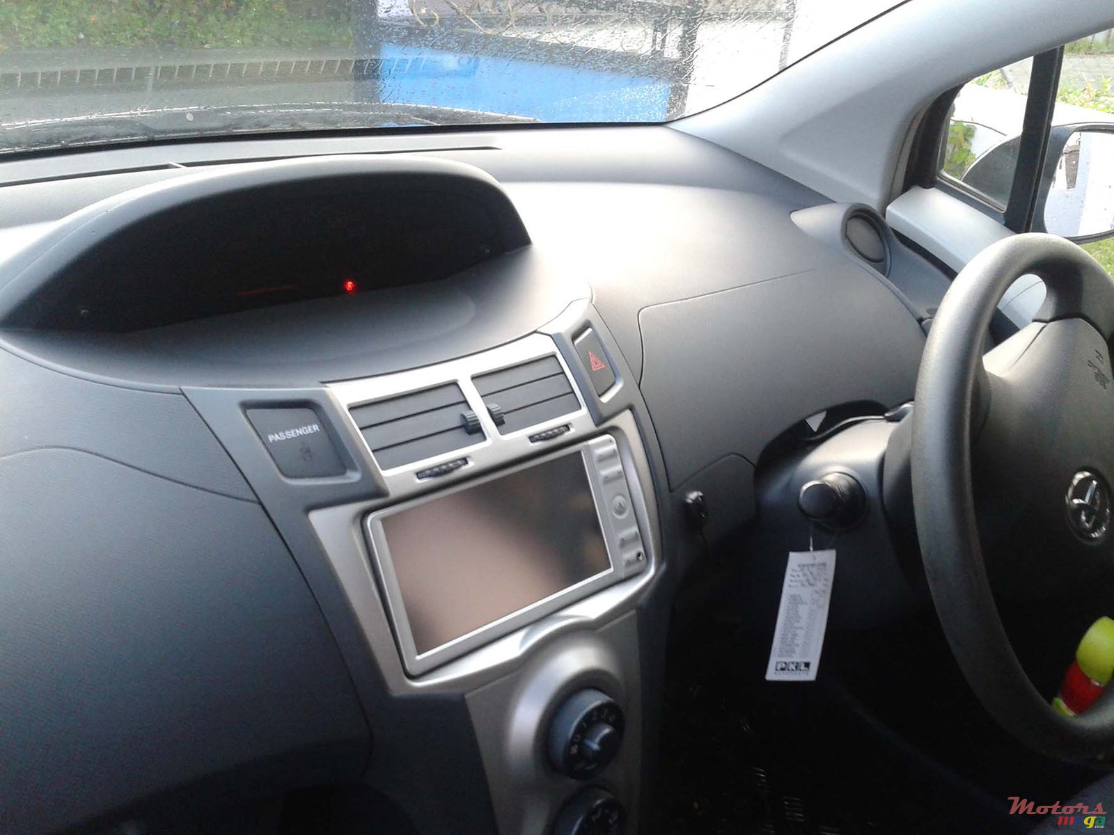 2011' Toyota Vitz photo #2