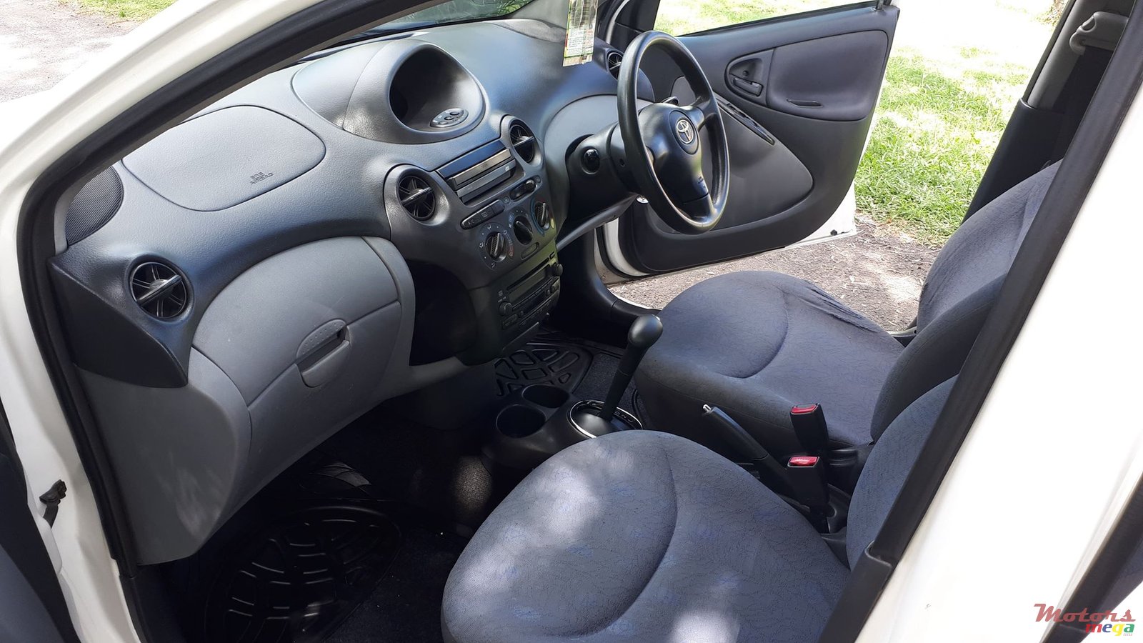 2002' Toyota Vitz photo #6