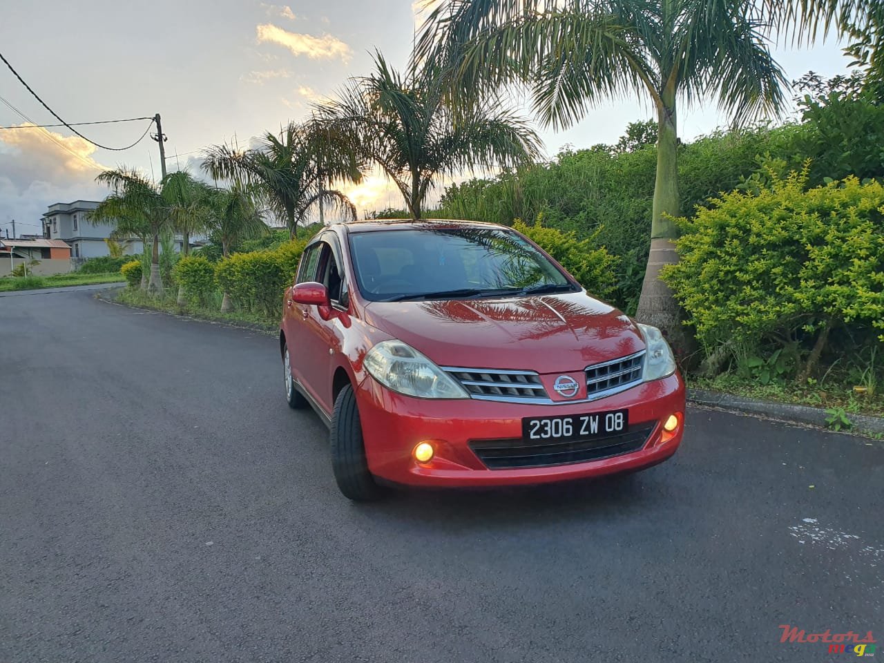 2008' Nissan Tiida Hatchback photo #2