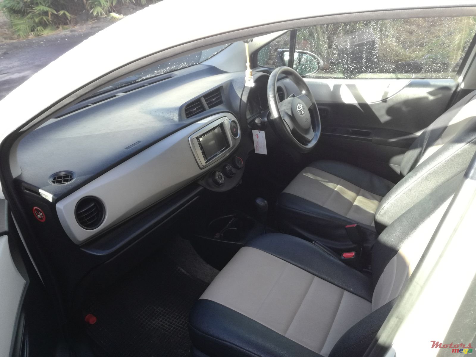 2011' Toyota Vitz photo #4