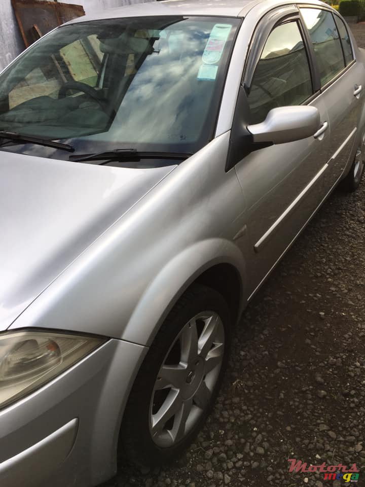 2009' Renault Megane photo #5