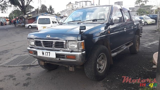 1992' Nissan 4X4 photo #1