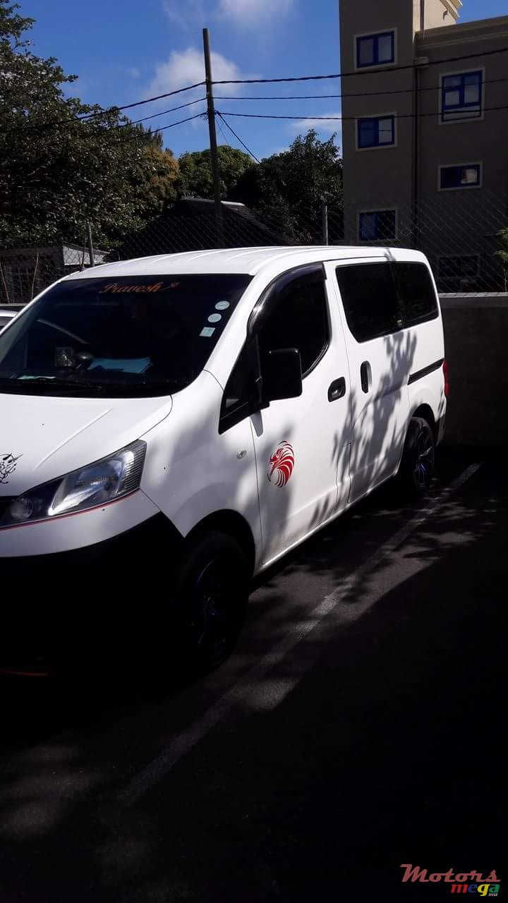 2011' Mitsubishi Delica photo #7