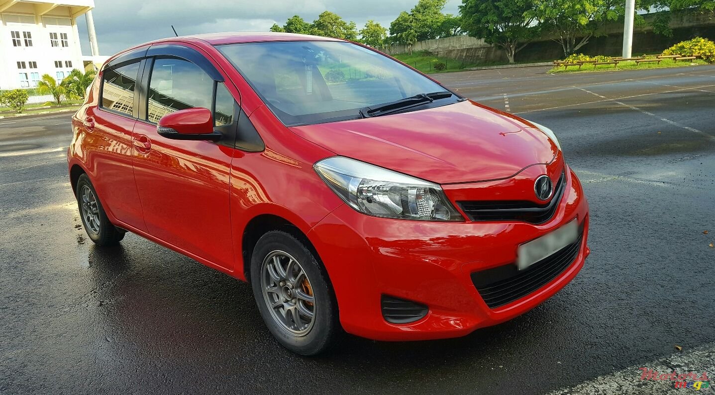 2011' Toyota Vitz photo #7