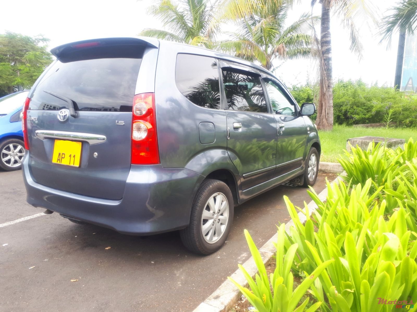 2011' Toyota Avanza photo #4