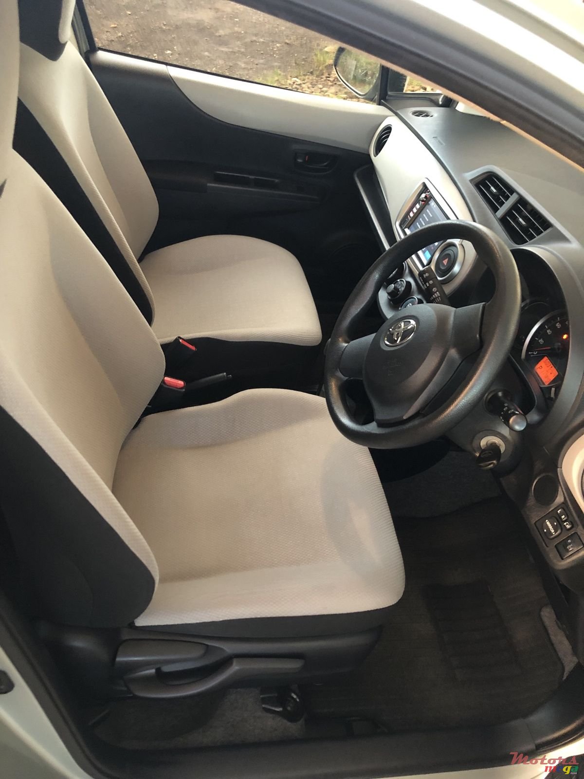 2013' Toyota Vitz photo #5