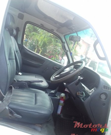 2003' Toyota HiAce photo #3