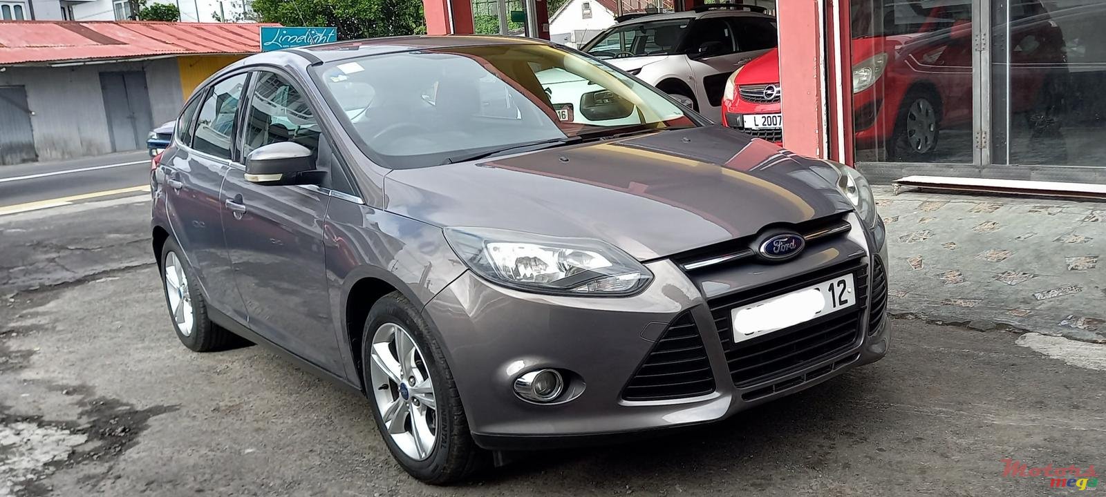 2012' Ford Focus Hatchback photo #2