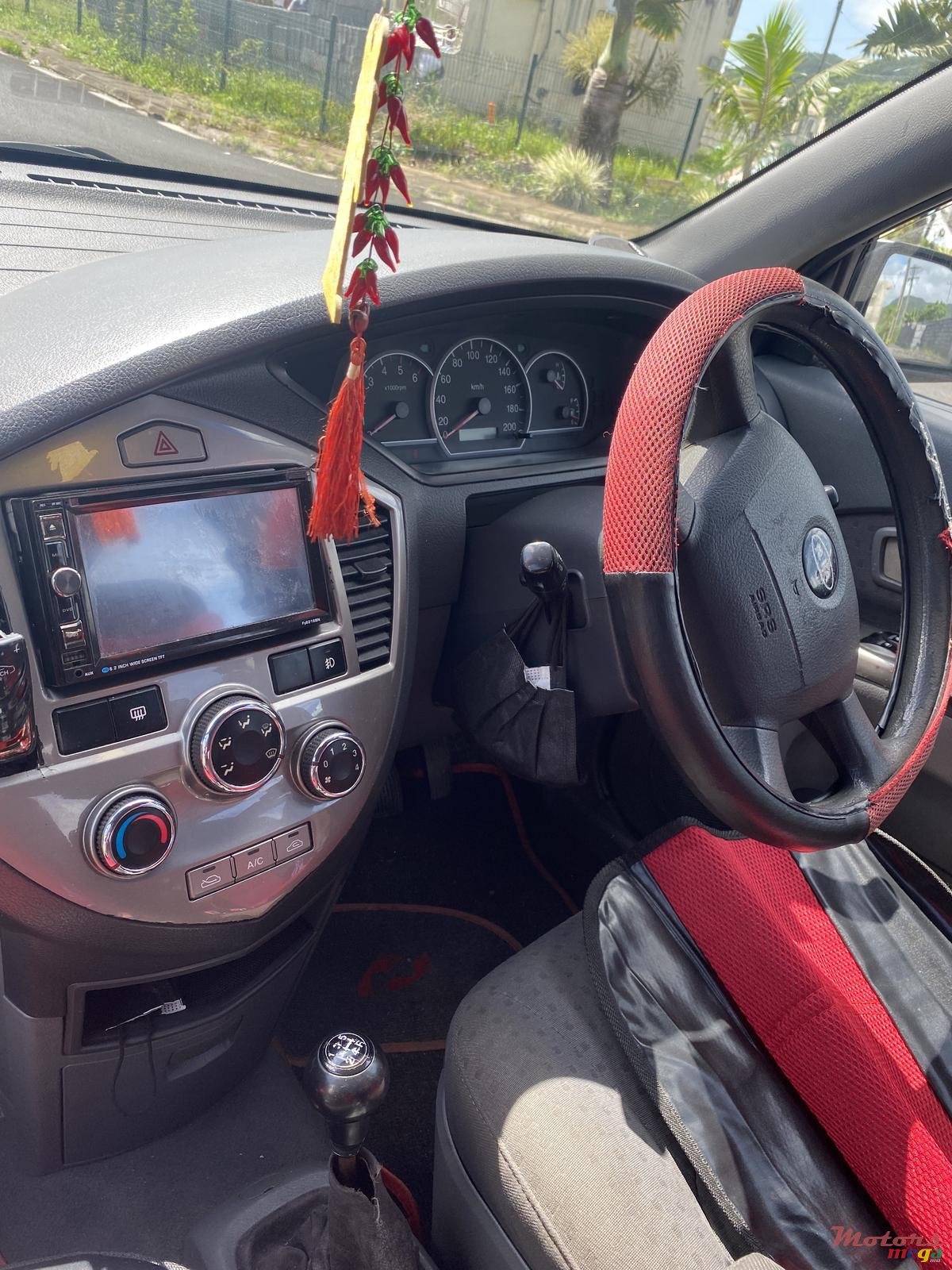 2005' Kia Carens 7 places photo #3