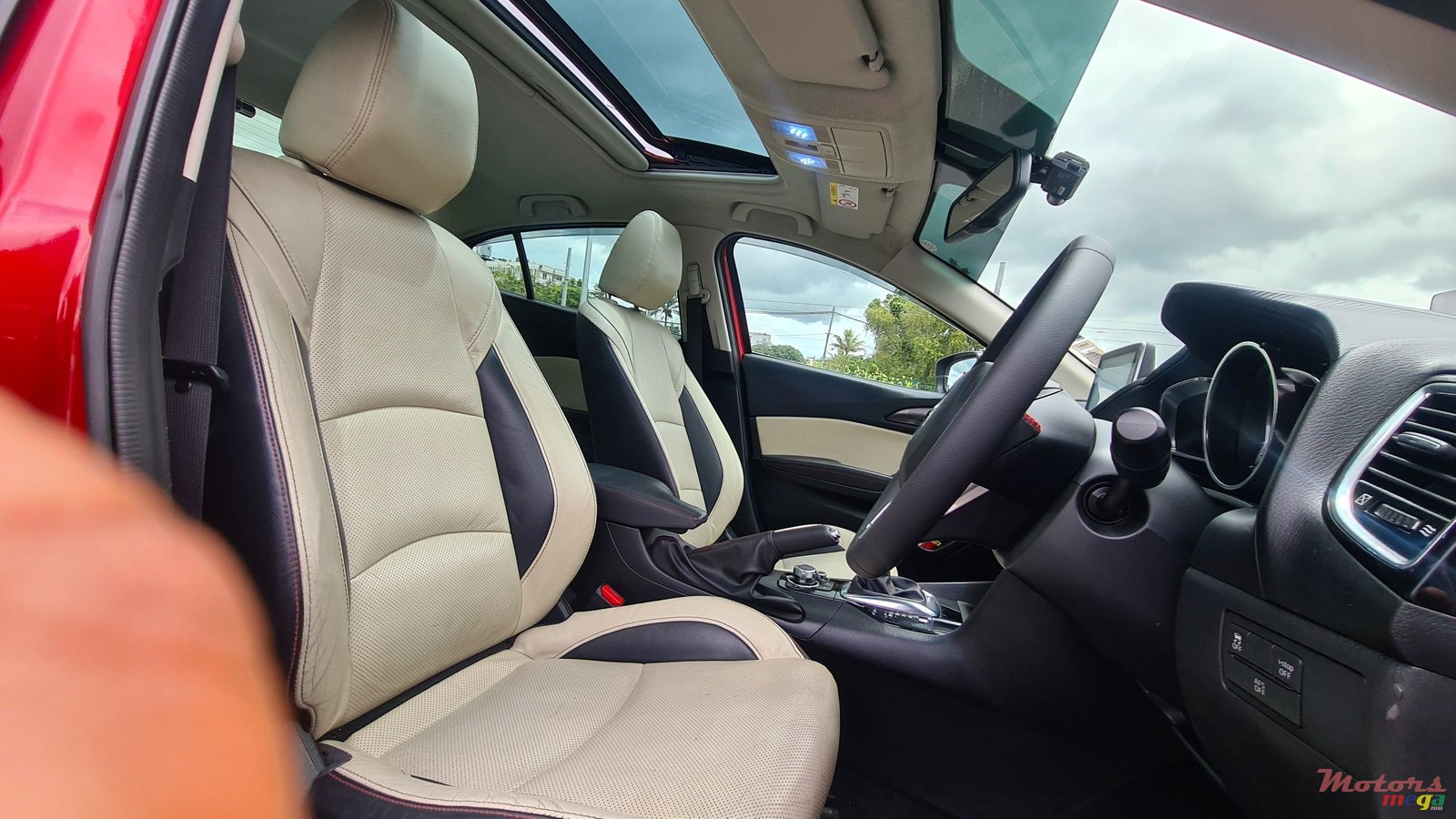 2015' Mazda 3 Skyactive photo #6