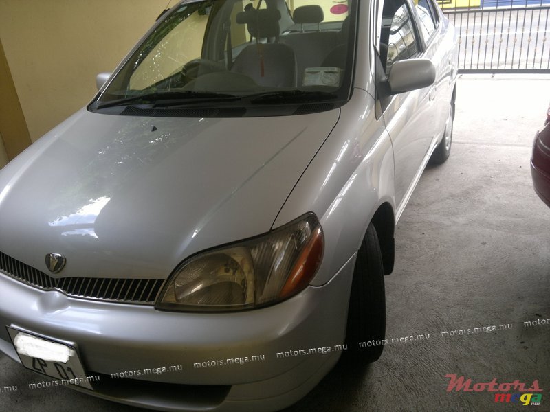 2001' Toyota PLATZ photo #1