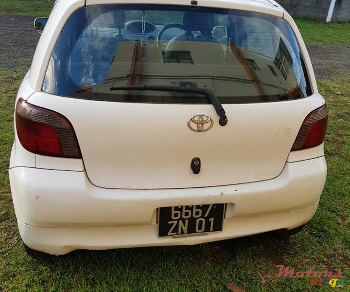 2001' Toyota Vitz photo #2