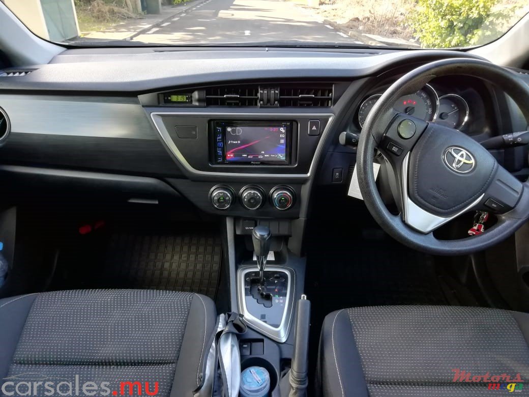 2012' Toyota Auris 1.5 Hatchback photo #6