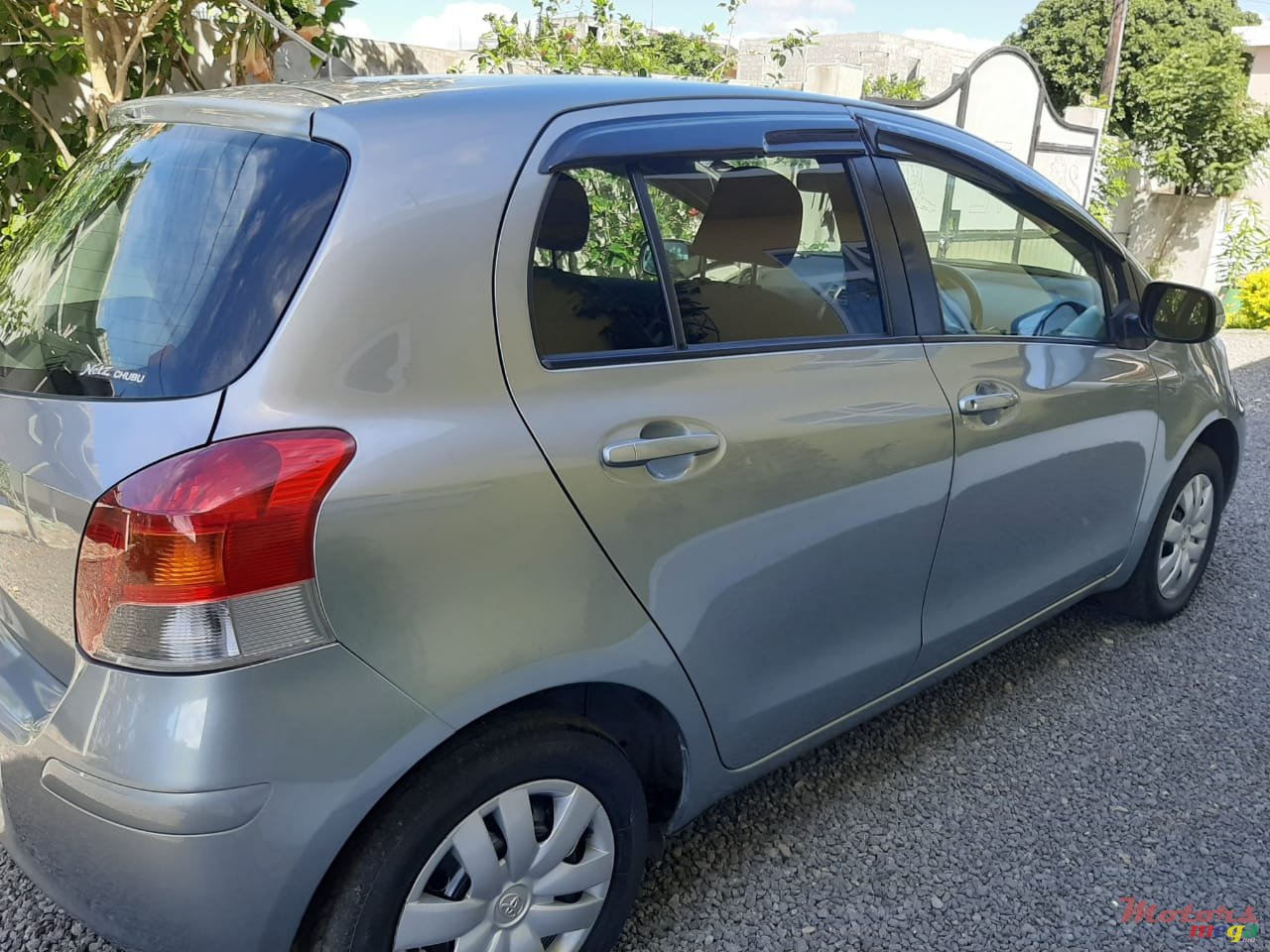 2010' Toyota Vitz photo #2