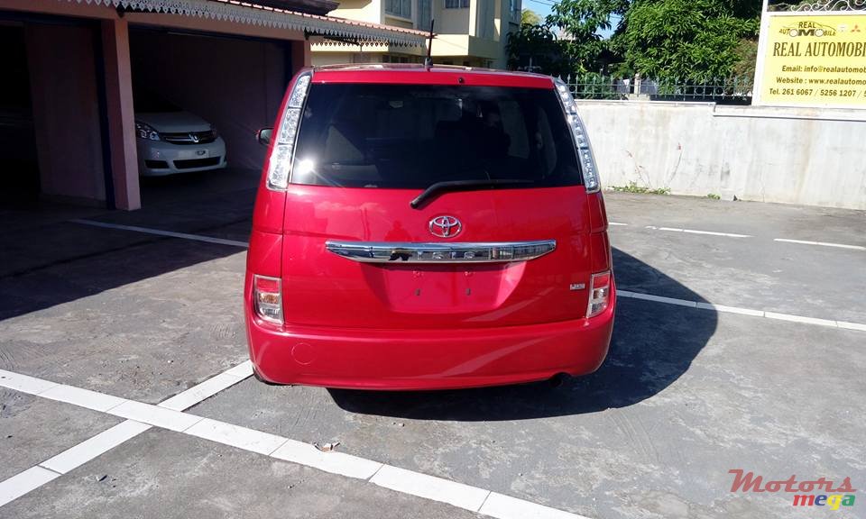 2014' Toyota Isis photo #3