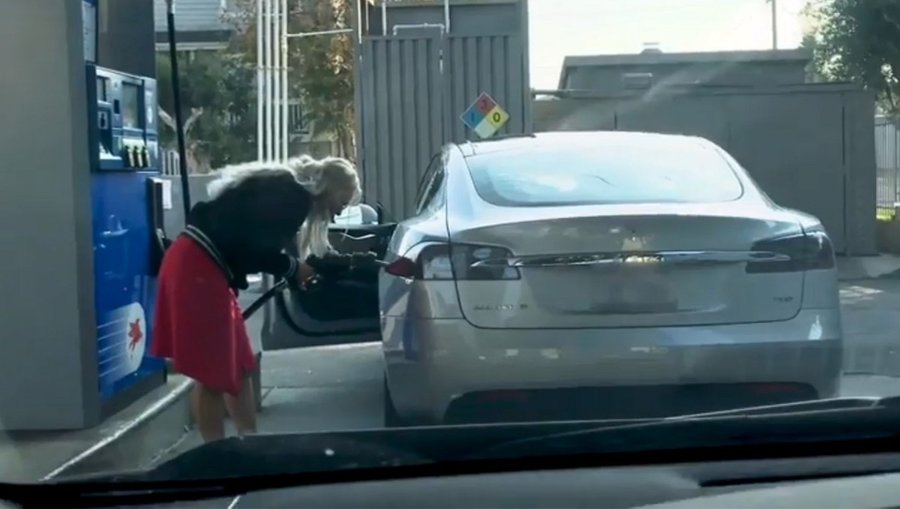 Elle veut faire le plein d'essence sur sa Tesla !