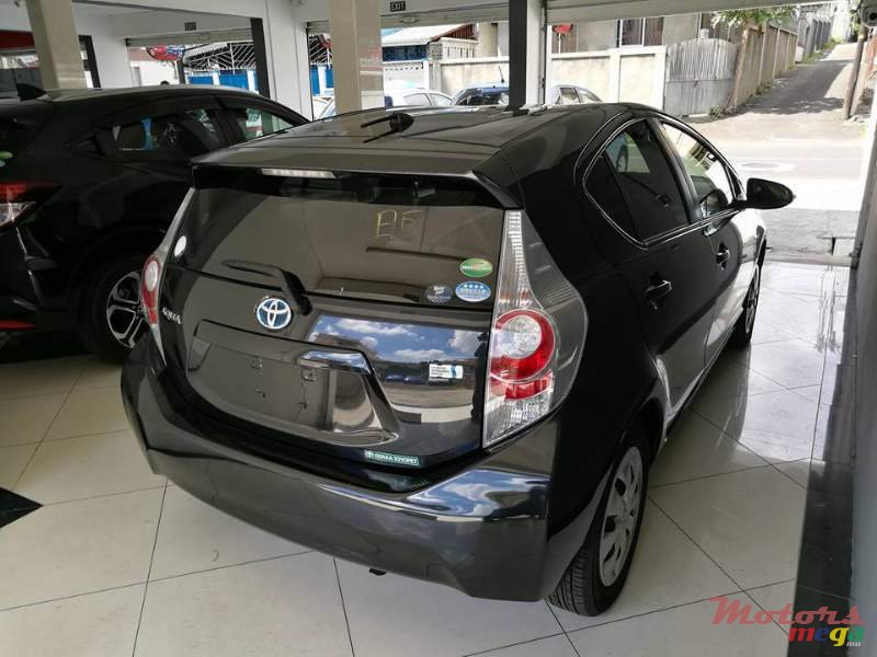 2013' Toyota Prius c photo #5