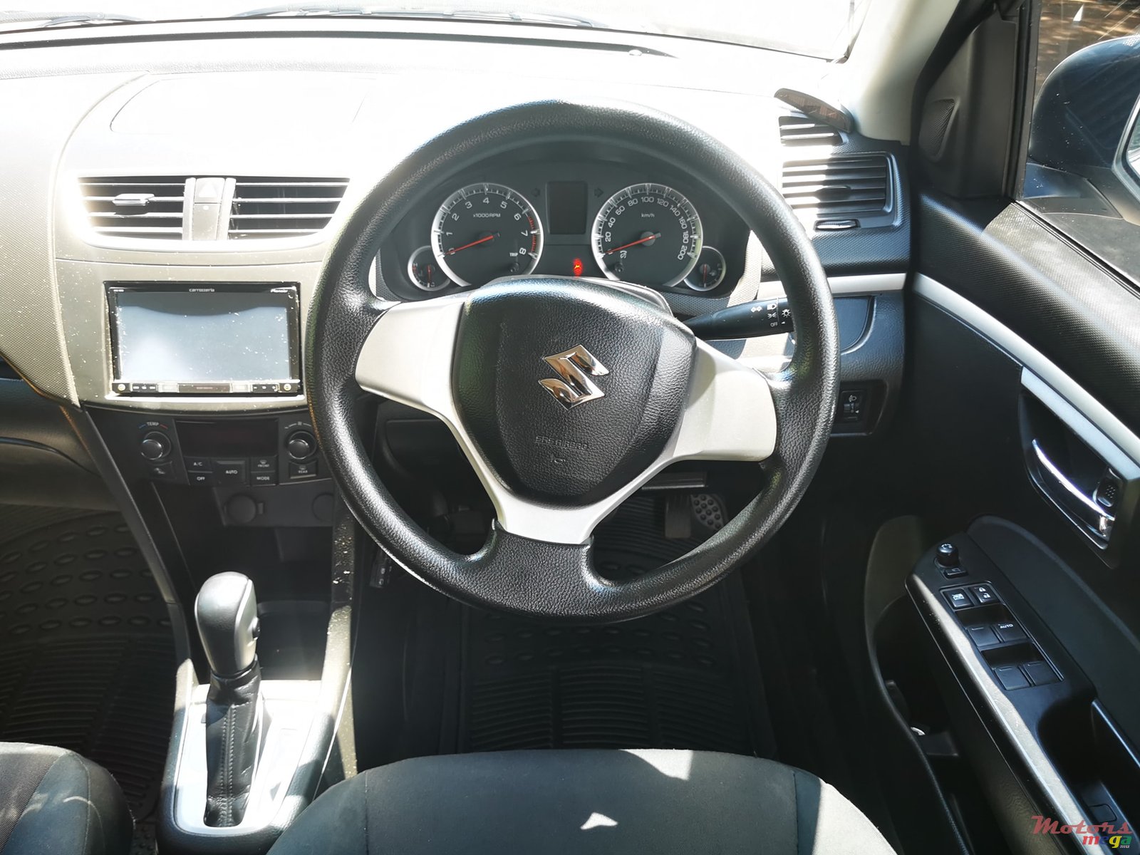 2015' Suzuki Swift photo #6