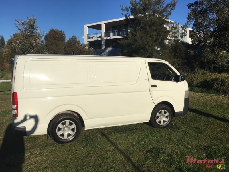2005' Toyota Hiace photo #1