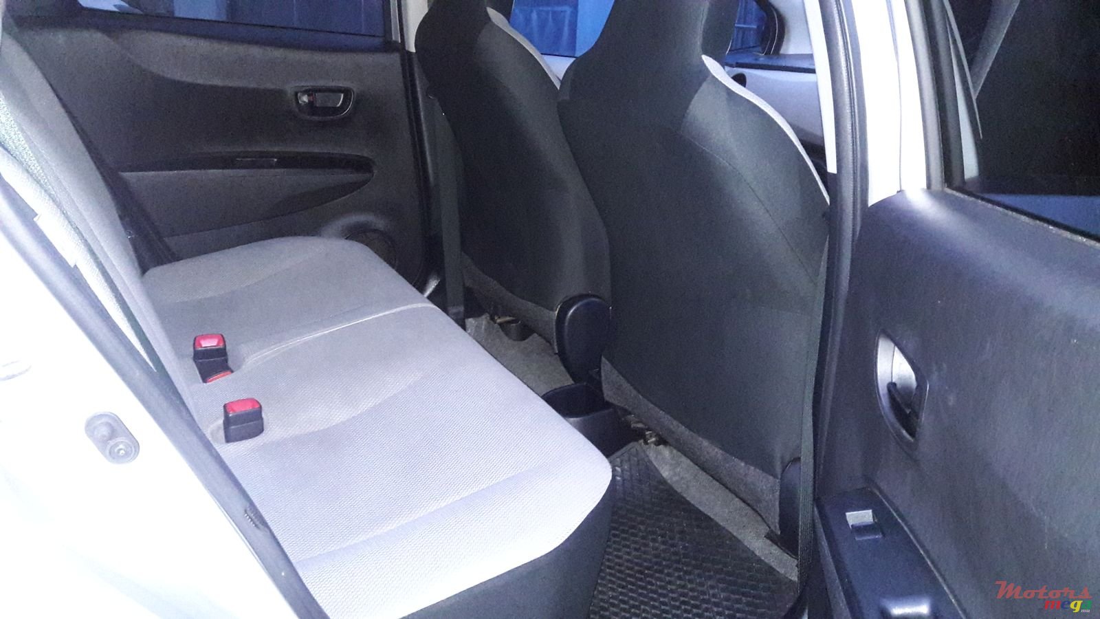 2011' Toyota Vitz photo #6