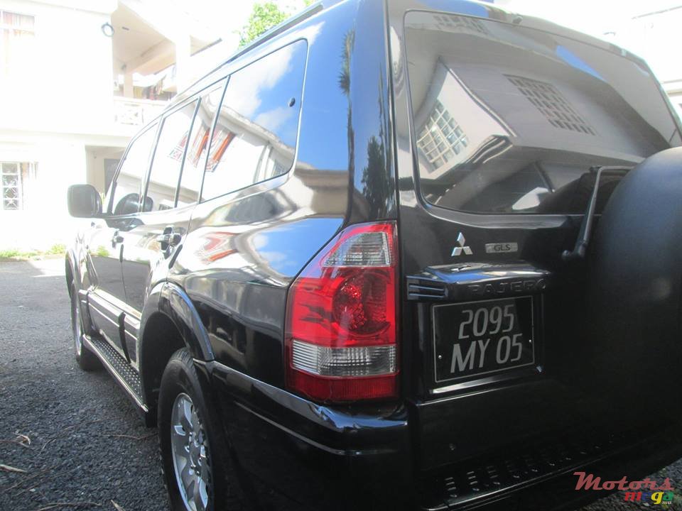 2005' Mitsubishi Pajero GLS 2.8 photo #4
