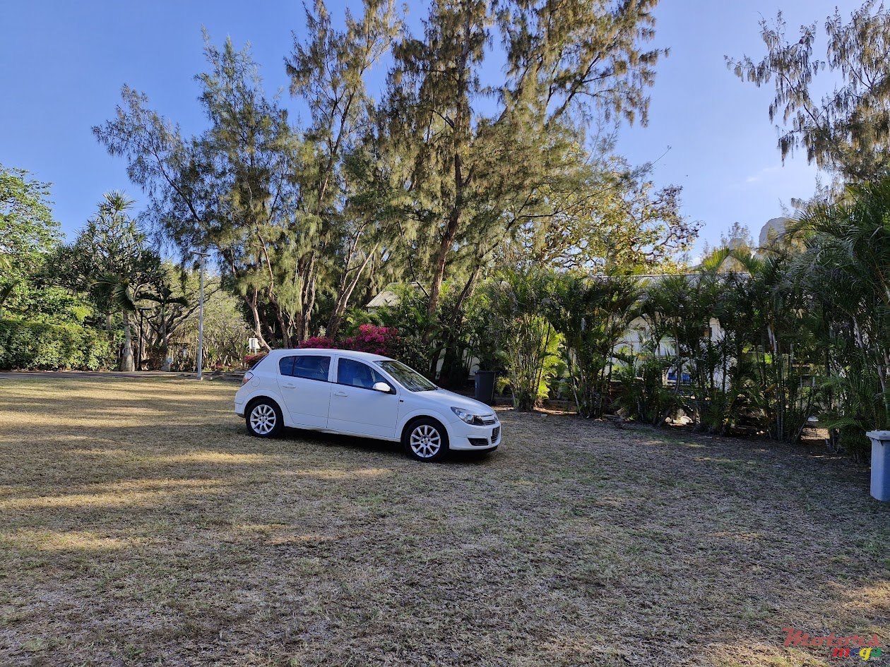 2006' Opel Astra photo #1