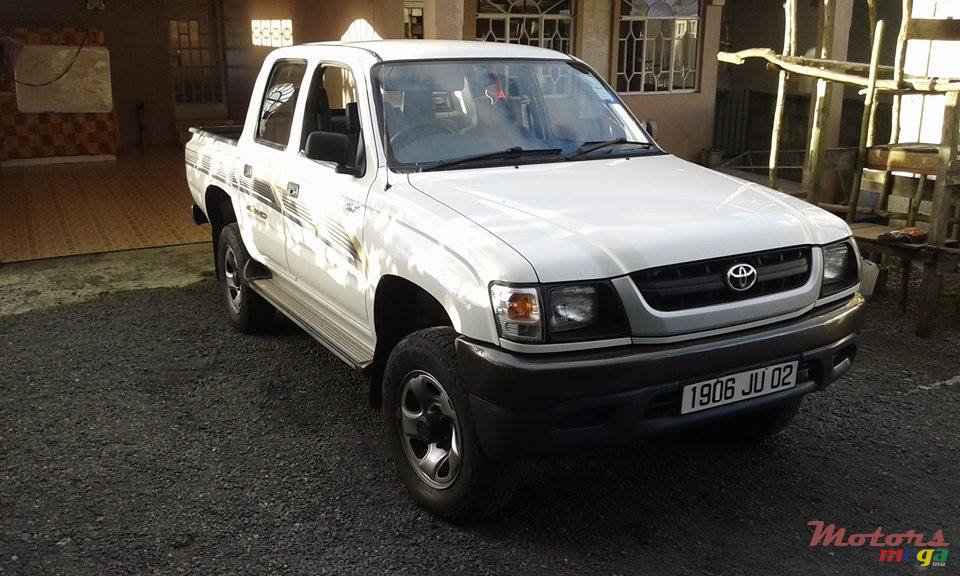 2002' Toyota Hilux photo #2