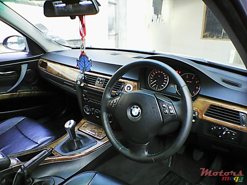 2008' BMW 320 320i photo #4