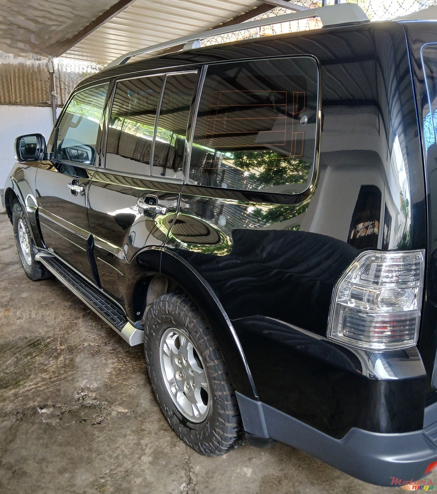 2010' Mitsubishi Pajero photo #2