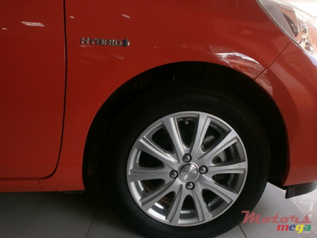 2013' Toyota Auris Aqua photo #2