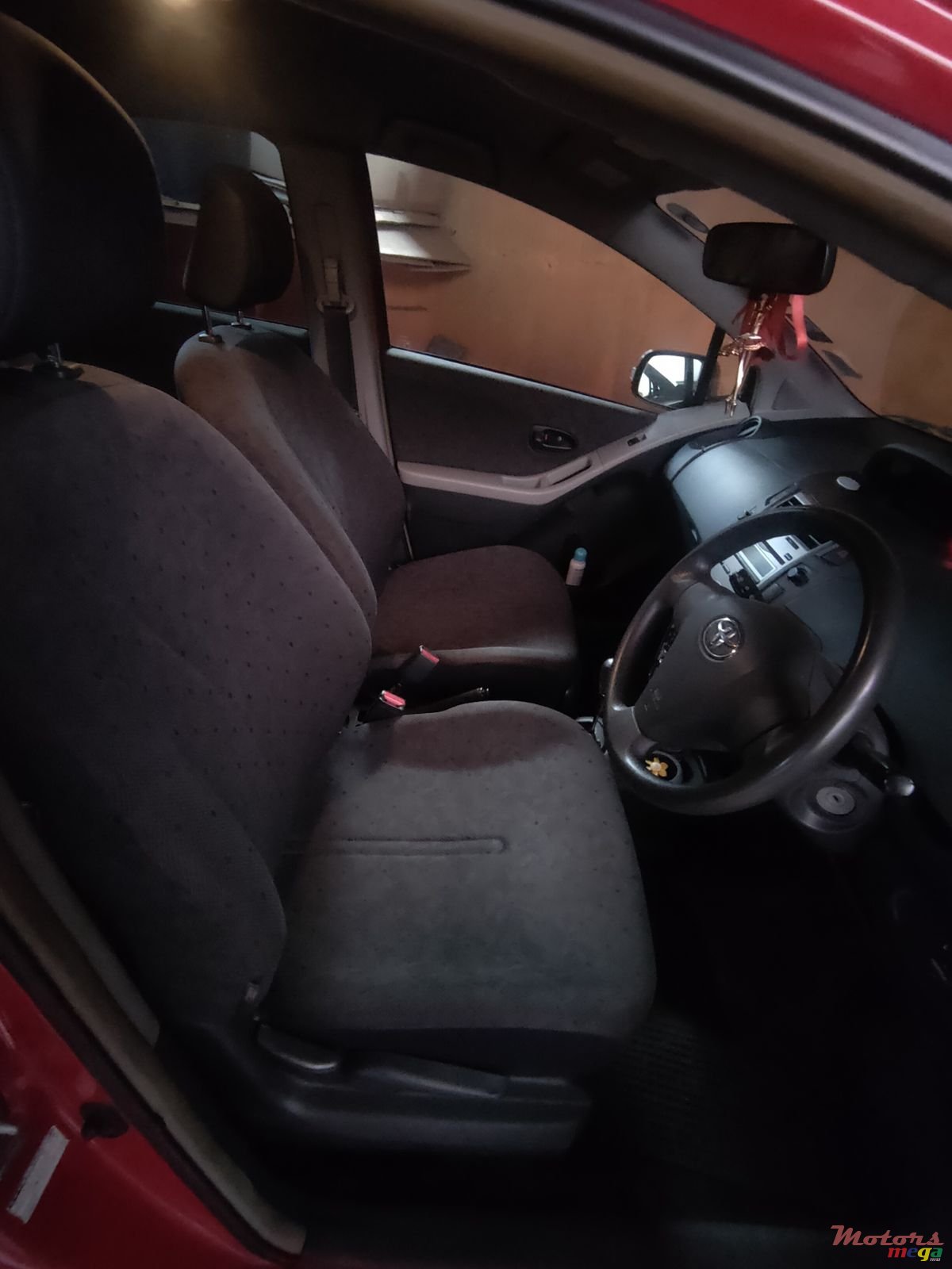 2011' Toyota Vitz photo #2