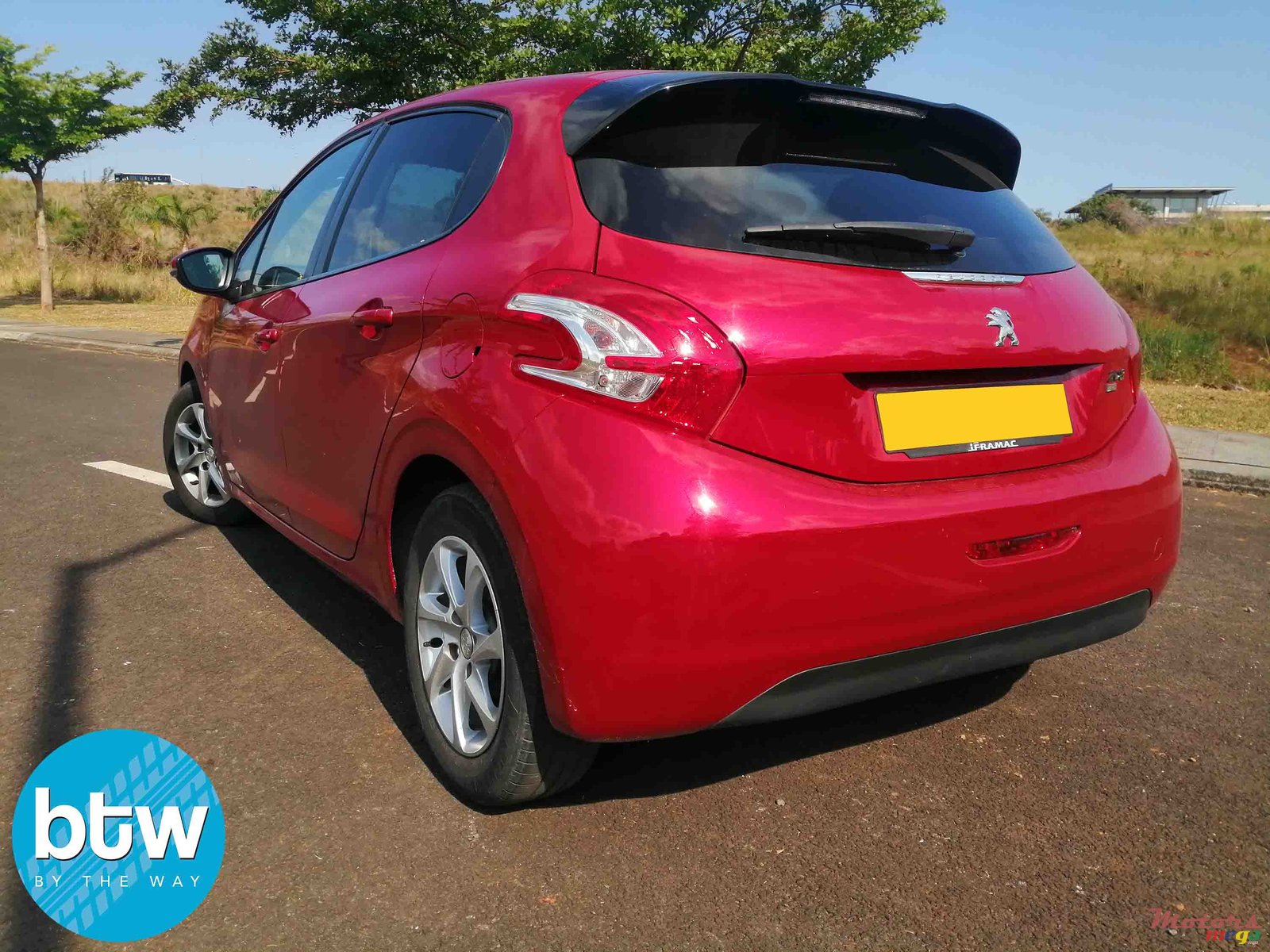 2013' Peugeot 208 e-HDI photo #2