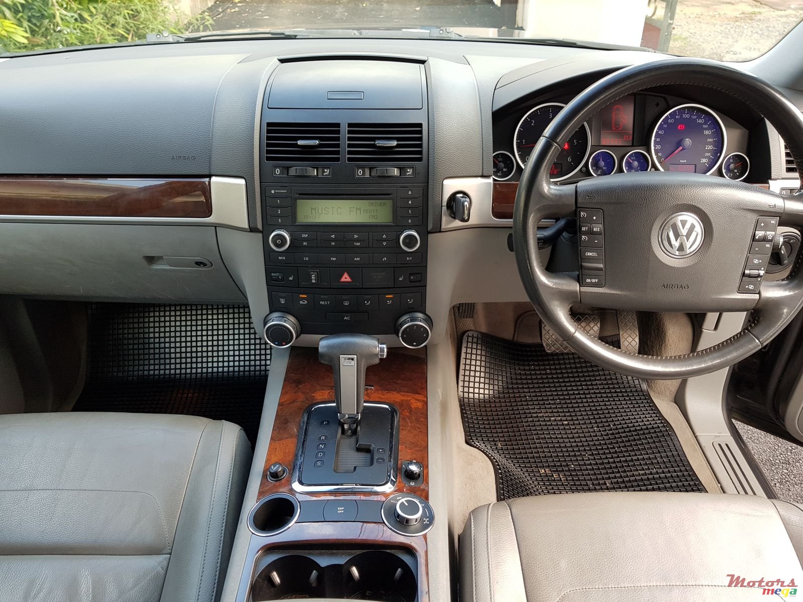 2007' Volkswagen Touareg auto photo #4