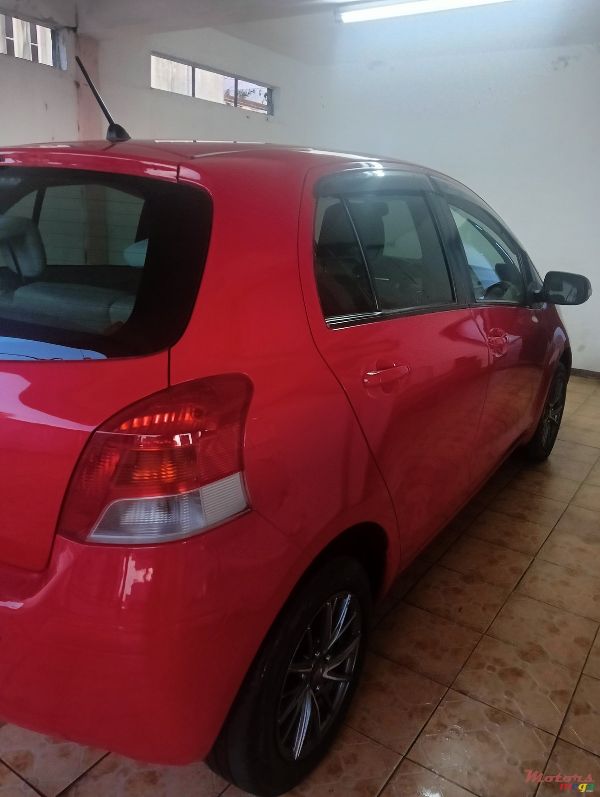 2009' Toyota Vitz photo #5