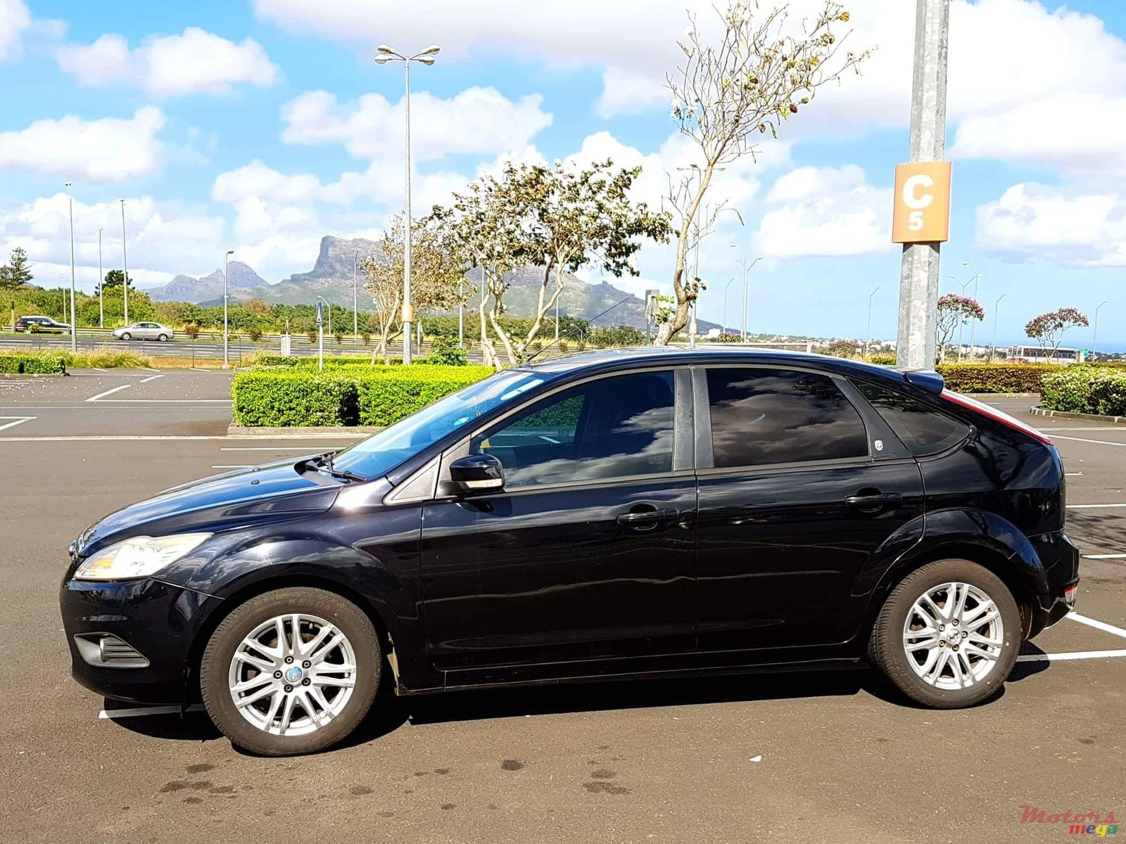 2009' Ford Focus ST photo #2