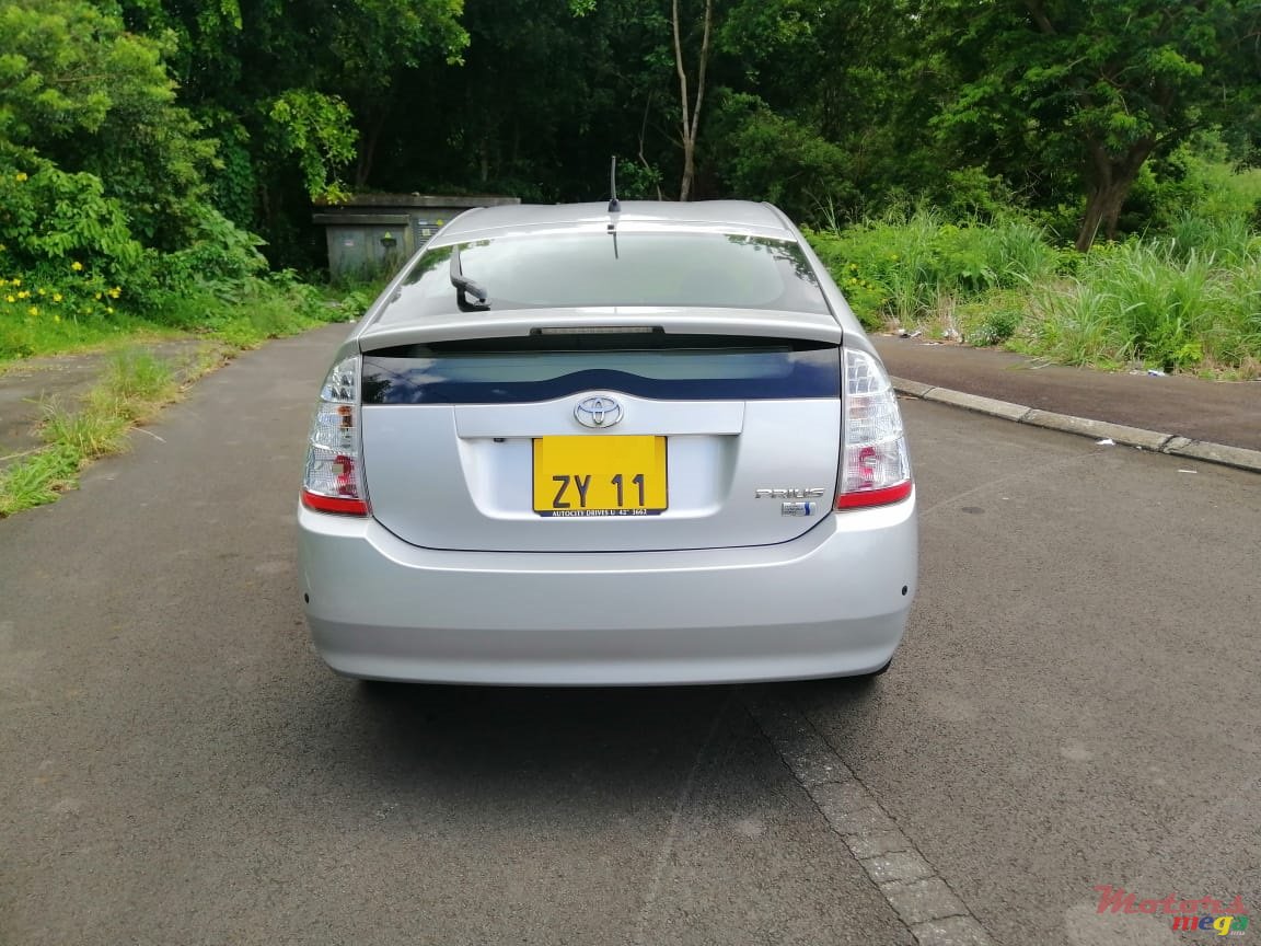 2011' Toyota Prius Plug-in Hybrid photo #2