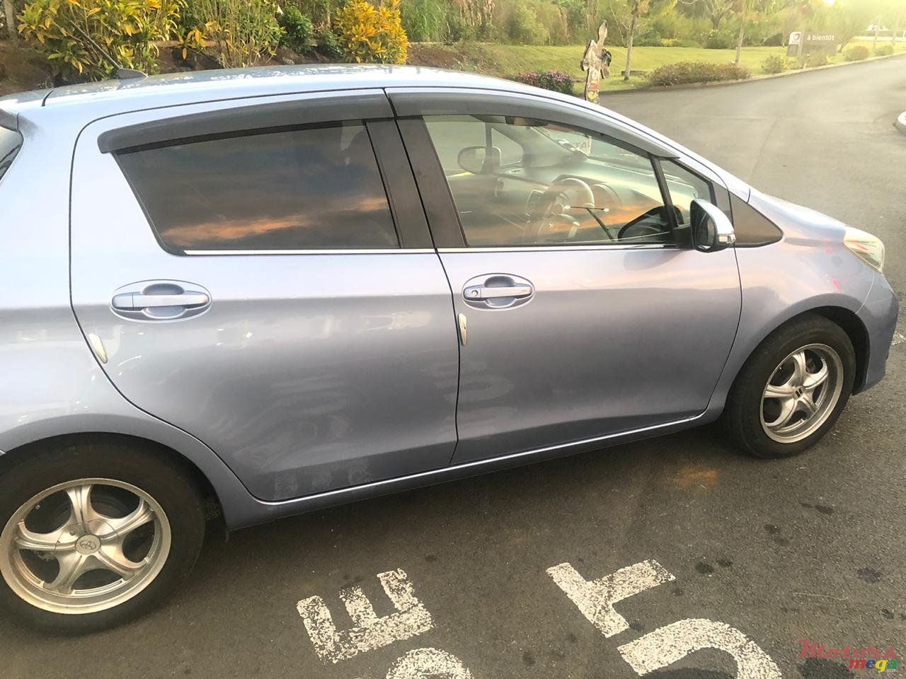 2011' Toyota Vitz photo #3
