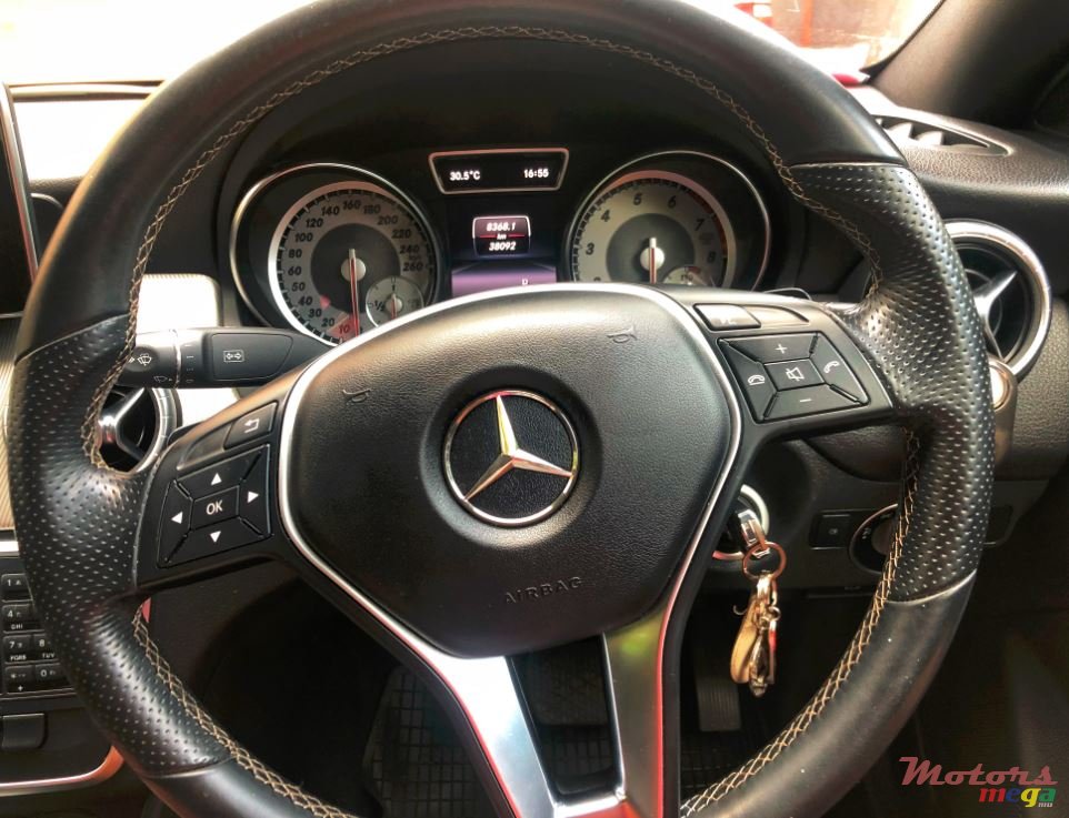 2013' Mercedes-Benz CLA180 photo #2