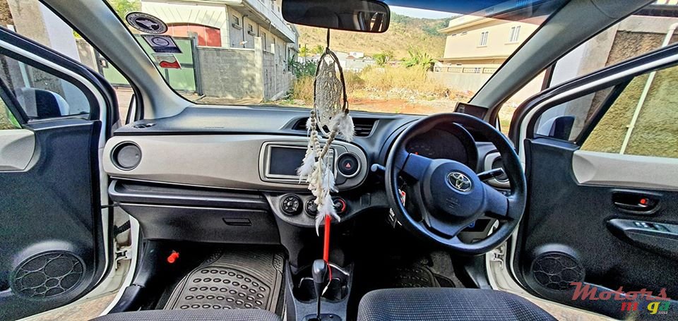 2012' Toyota Vitz photo #4
