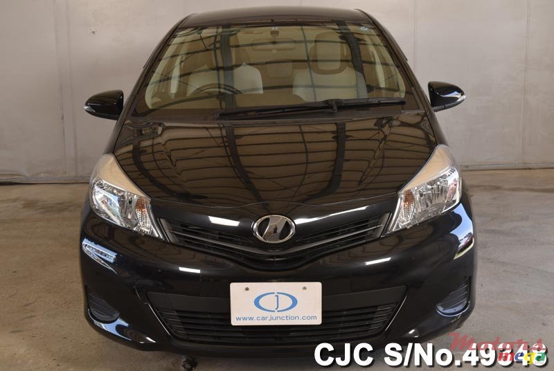 2013' Toyota Vitz photo #4