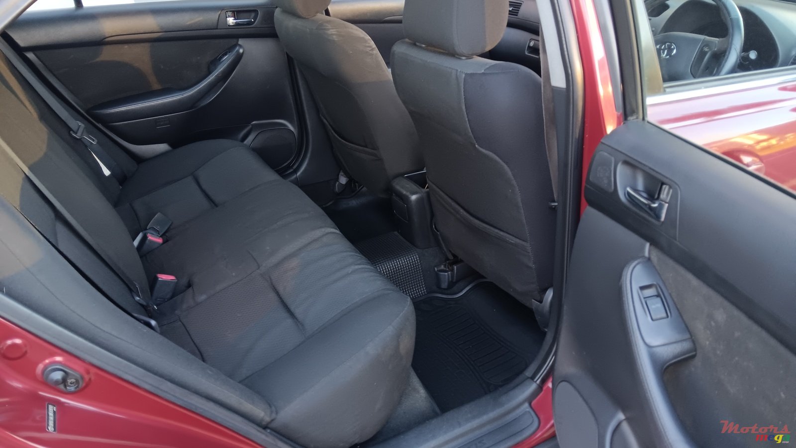 2005' Toyota Avensis photo #2