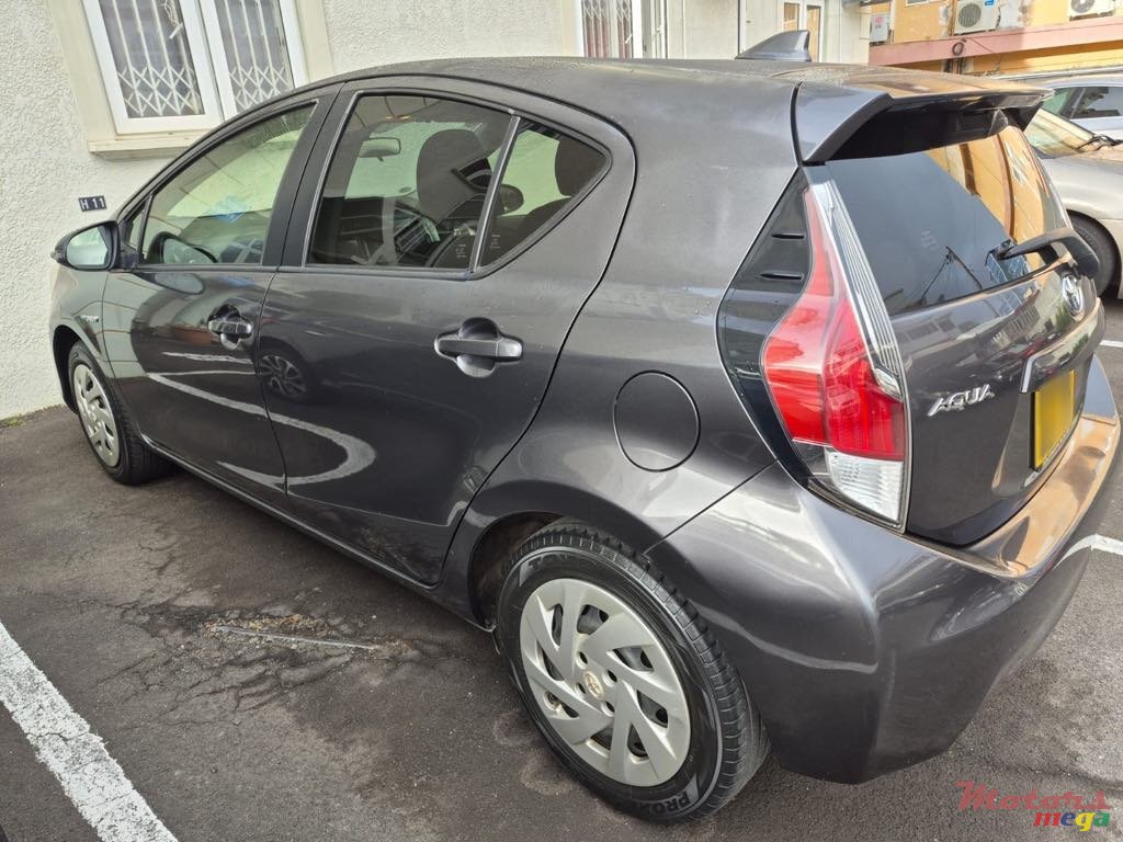 2016' Toyota Aqua photo #3